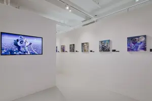 화이트 톤의 모던 NFT 아트 갤러리